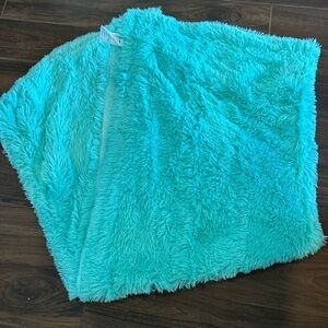 Faux Fur Fluffy blanket 49x62 Turquoise Throw. Like new